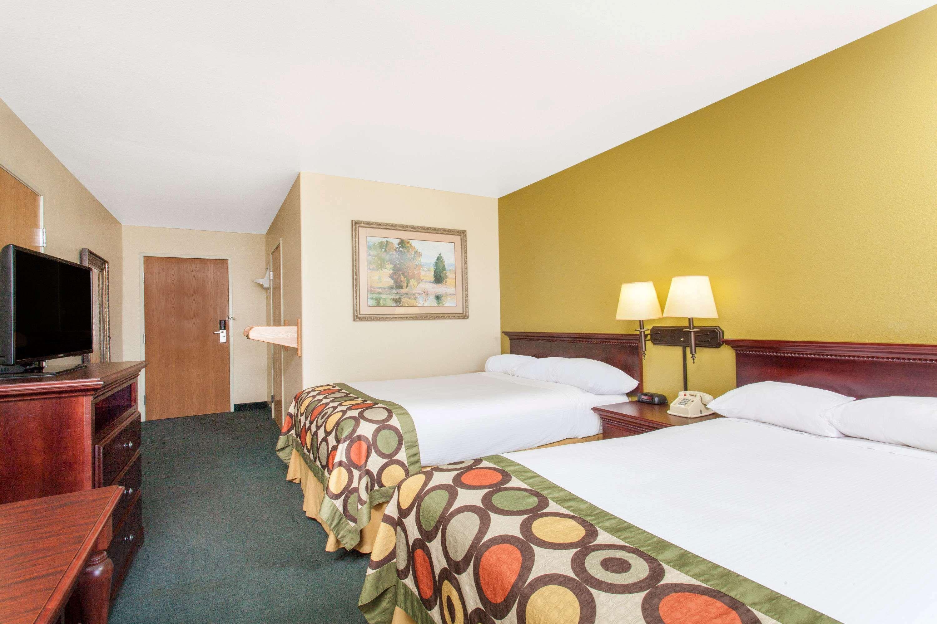 Super 8 By Wyndham Mccall Bagian luar foto