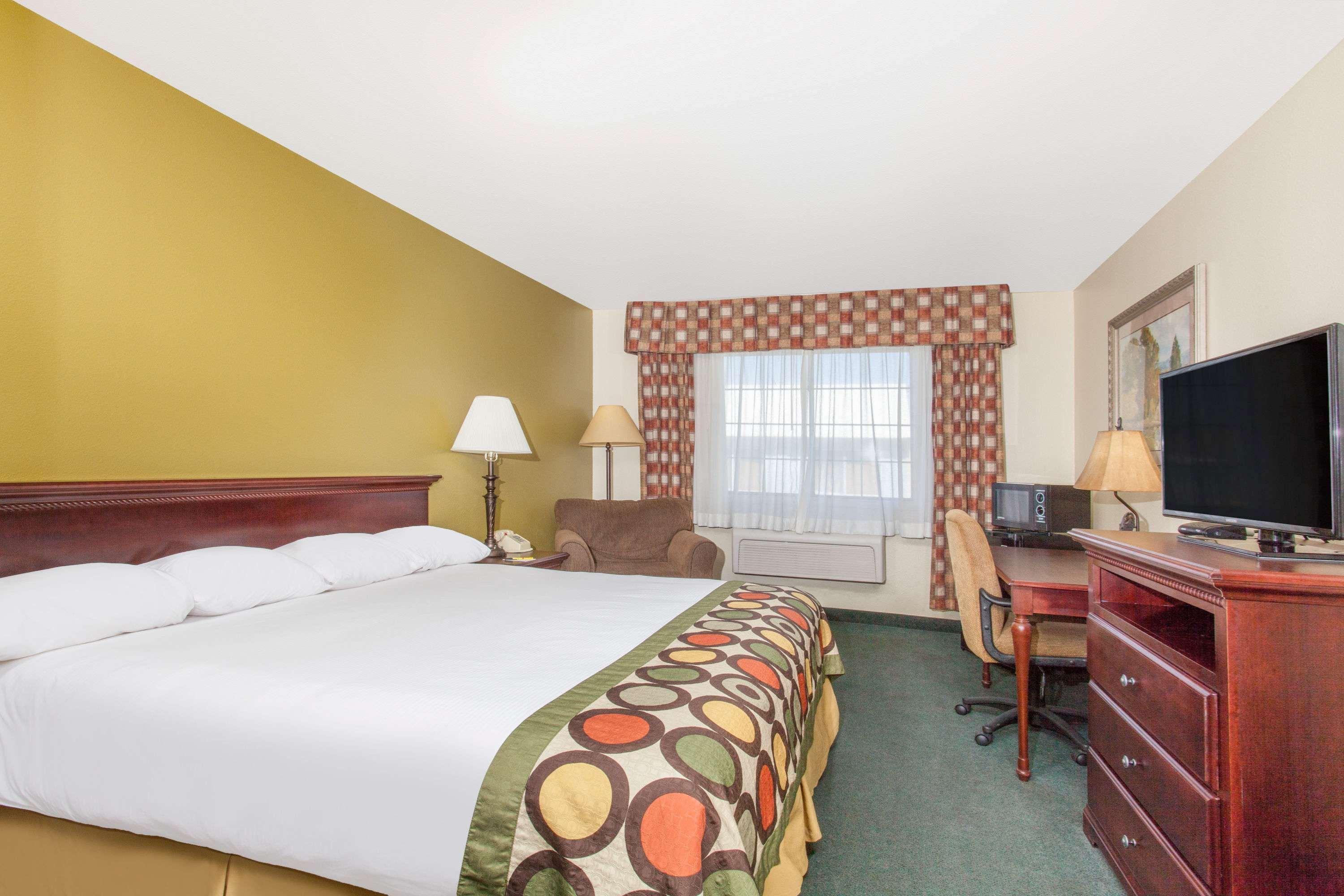 Super 8 By Wyndham Mccall Bagian luar foto
