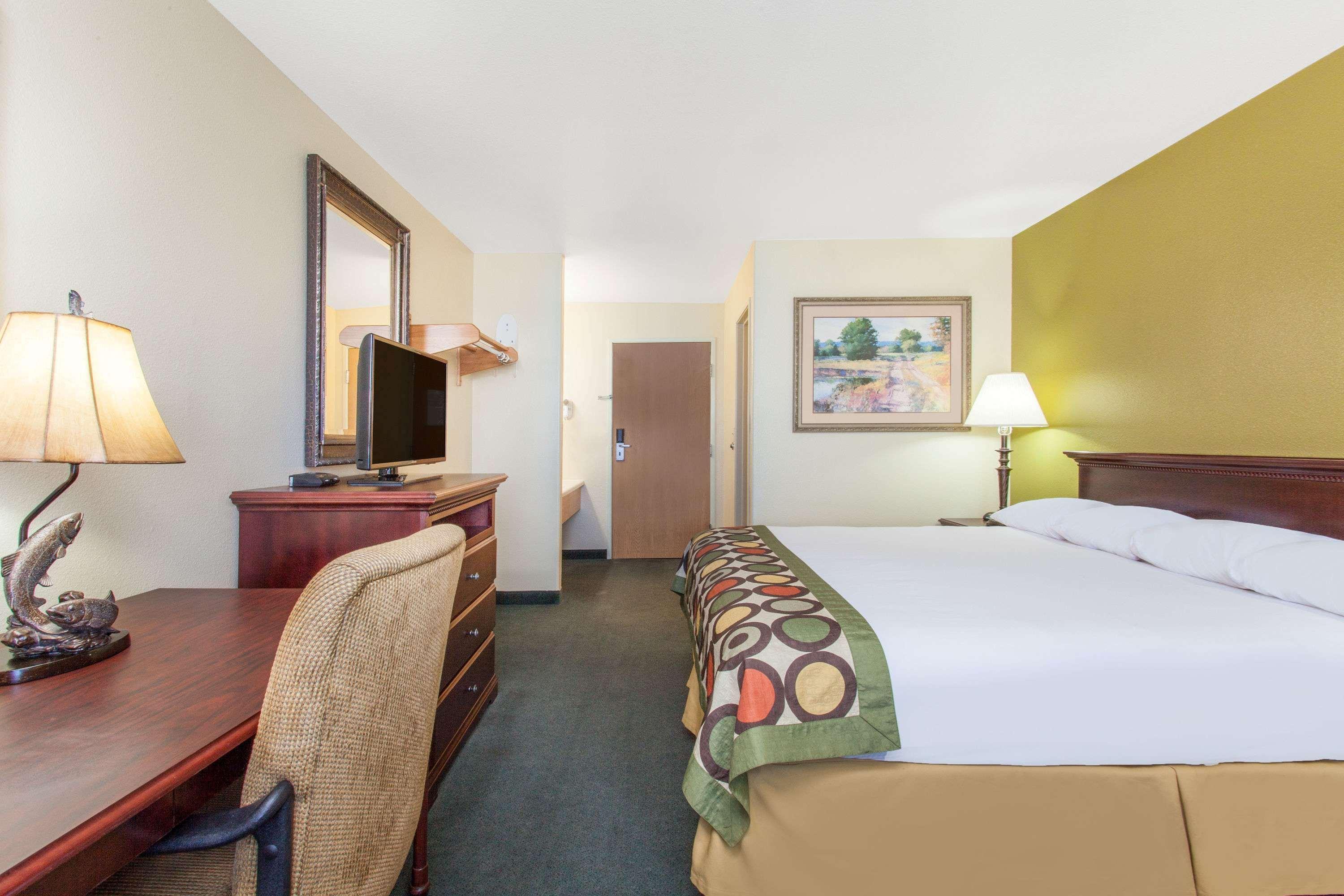 Super 8 By Wyndham Mccall Bagian luar foto