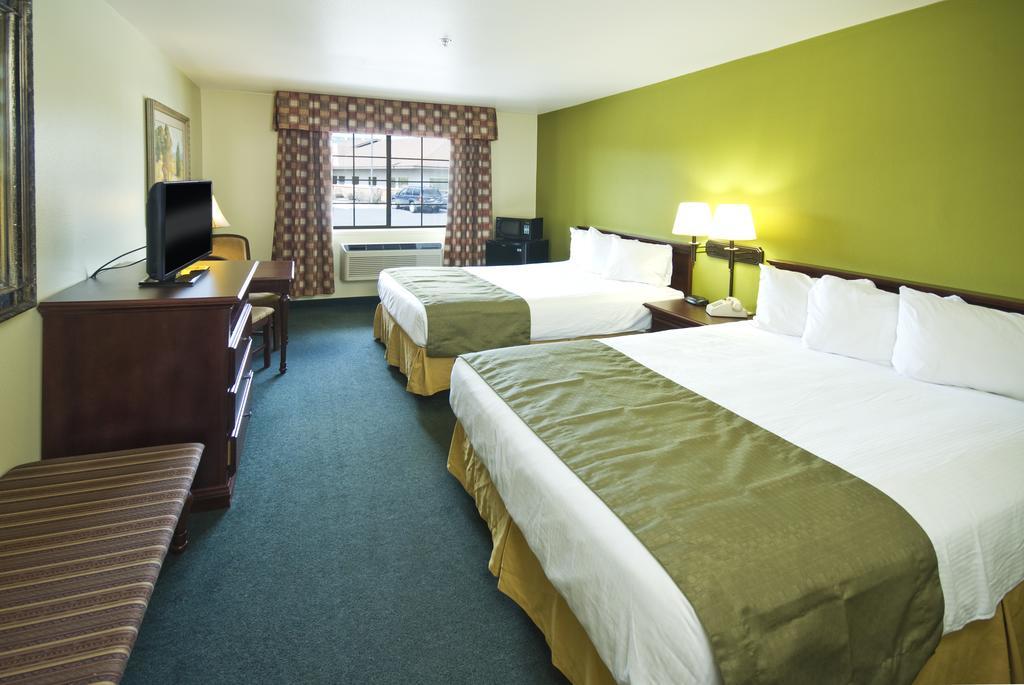 Super 8 By Wyndham Mccall Bagian luar foto