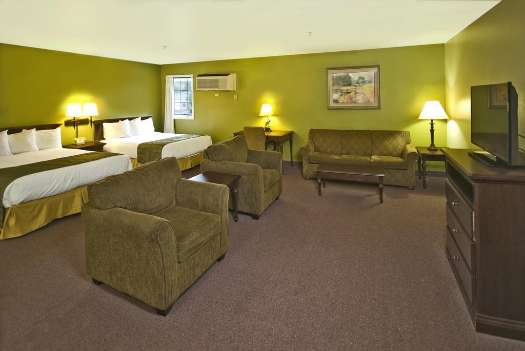Super 8 By Wyndham Mccall Bagian luar foto