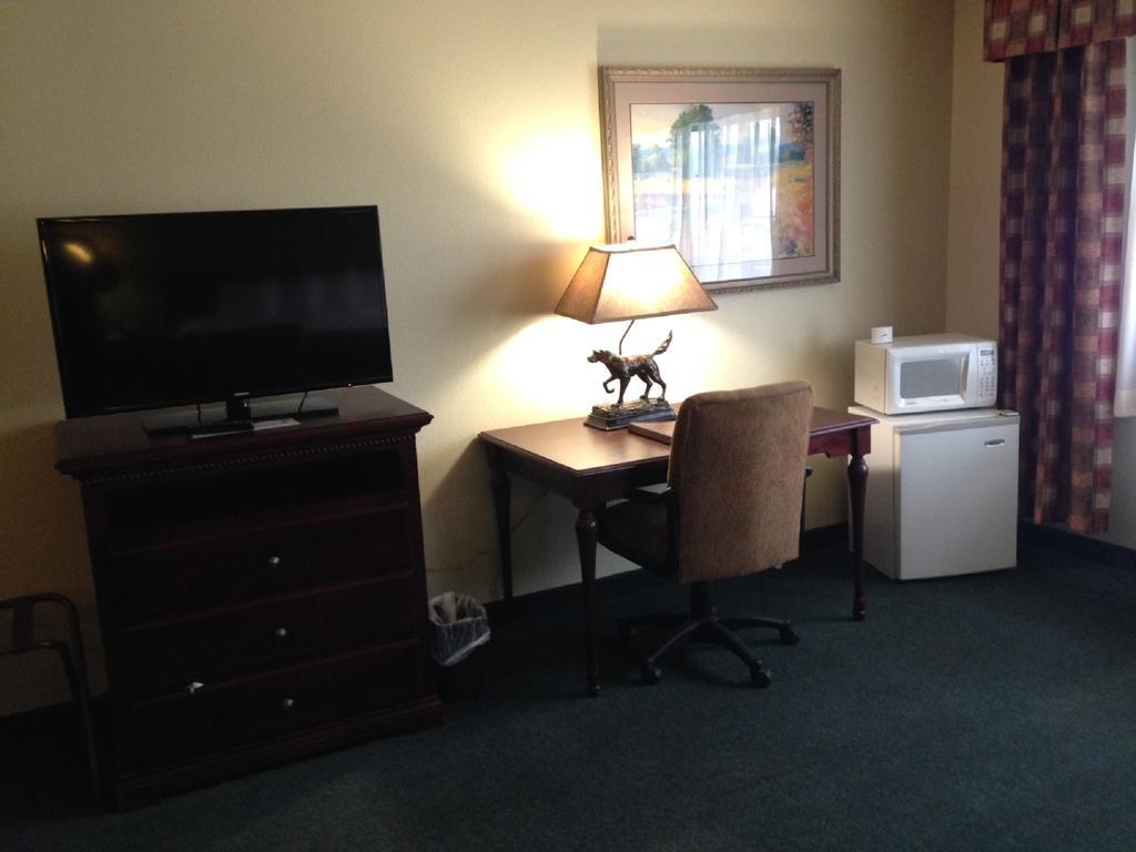 Super 8 By Wyndham Mccall Bagian luar foto
