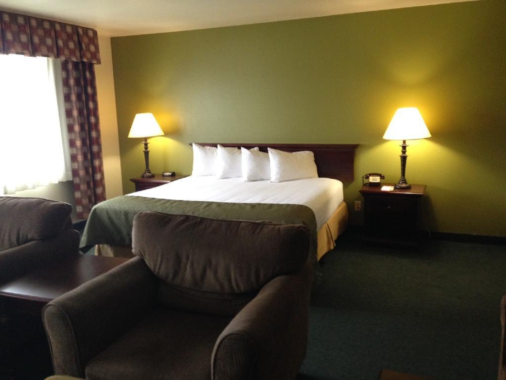 Super 8 By Wyndham Mccall Bagian luar foto